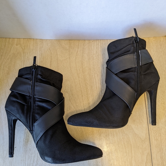 Michael Antonio Joyanna Black Buckle Strap Booties size 8.5 - Picture 4 of 10